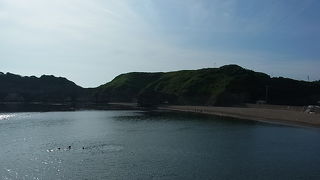 海水浴客もちらほら