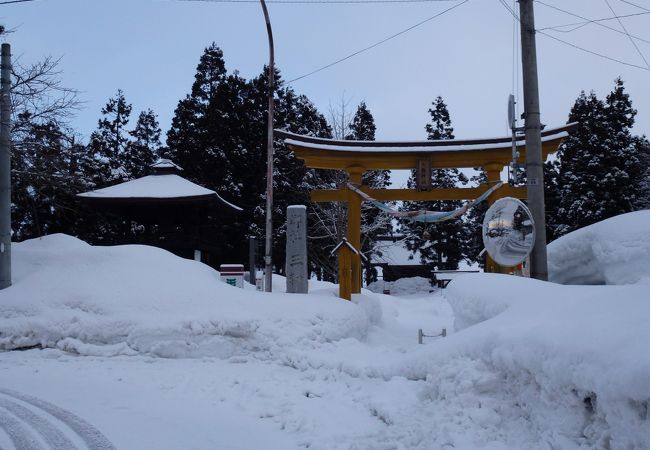 三輪神社 --- 国重文の建物なのに、積雪で近寄れない・・・秋田の冬は本当に侮れません！