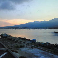 夕日に染まる湖面は見ごたえがあります。