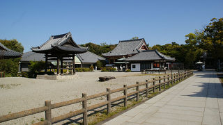 山頂に位置する落ち着いた寺