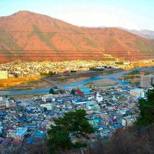 本堂の脇から撮影。温泉街が一望できる。