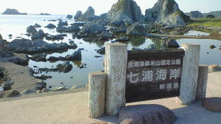 沈む夕日と岩場がきれいな佐渡島の海岸