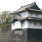 桜田巽櫓の 巽門の名は、本丸の東南（辰巳）の方角にあるところに由来するもだそうです