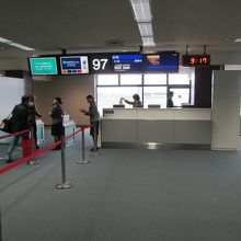 成田空港サテライト（別館）９７番で搭乗