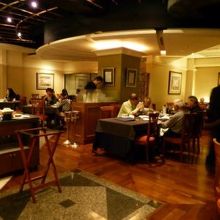 大勢のお客さんで賑わう店内 