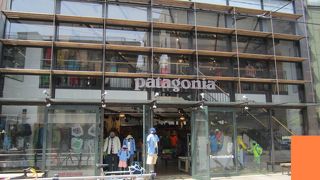 超本格的なアウトドアウェア／スポーツウェアのお店空間がゆったりしているかんじの店舗