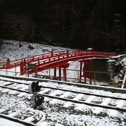 高野山の雪景色に映える赤い橋