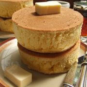 マンガのような極厚ホットケーキに四角いバター、上からメープルシロップをとろ～り。
