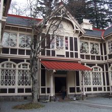 外観。正面玄関付近。