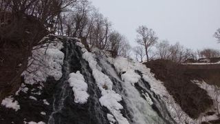 冬は半分凍っています