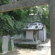 大黒天が祀られています・・安国論寺山門傍