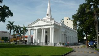 白亜の立派な教会