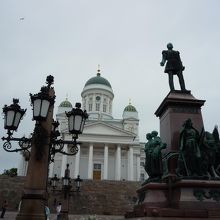 アレキサンダー2世の銅像もあります．