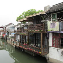 水路に張り出した喫茶店。