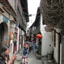 西湖路は狭い路地。