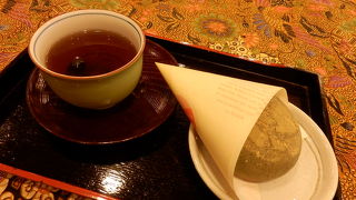 お店の名前は「万菓堂」。でも中身は千鳥屋？