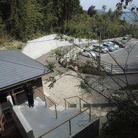 駐車場をモノレールから望む