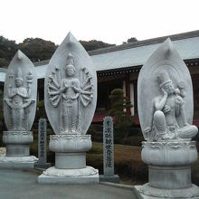 お寺の奥には色々な菩薩様が並んでいます。