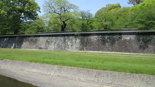 全長242メートルの長い塀