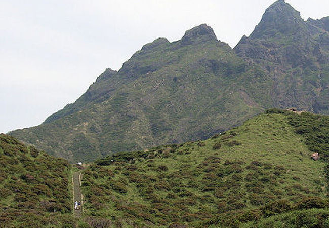 ギザギザの峰