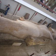 横たわるラムセス２世の巨大な石像