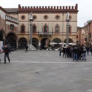 広場のまわりには市庁舎、ベネチア小宮殿などがあり