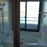 バスルームは窓付きです。