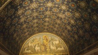 天井一面がモザイクで覆われています