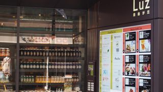 トイレに不満大有り。これくらいの規模のビルで女性お手洗い1つだけなんてありえない。