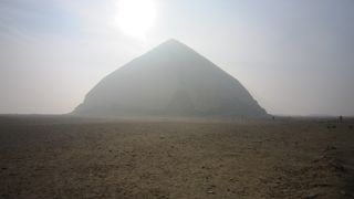 朝もやに包まれたピラミッドは幻想的