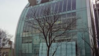 曲面を活かした造りが印象的なビル