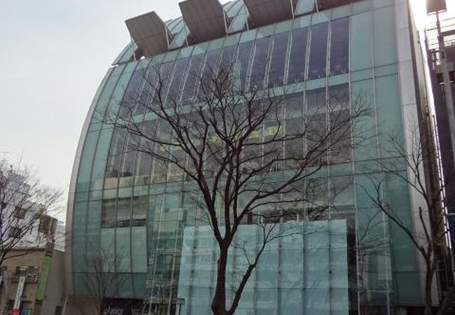 曲面を活かした造りが印象的なビル