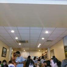 店内、左奥に伸びてます