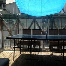 卓球台はテラスにあります