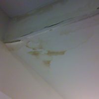 天井の水漏れの跡がこわい