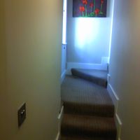 部屋に入ったら、この階段を上ります。頭上注意！