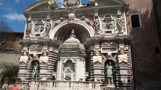 ２時間ごとに噴水でオルガンの音が聞こえます