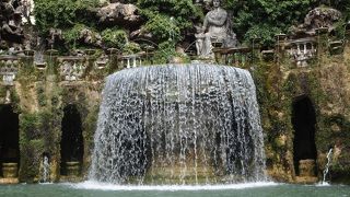 噴水の水の流れ、池の形が楕円形の噴水