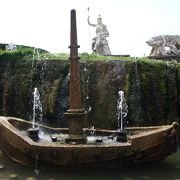 ローマの街にあるバルカッチャの噴水も模されています