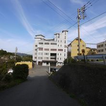 ベイリゾートホテル海月の横から入る