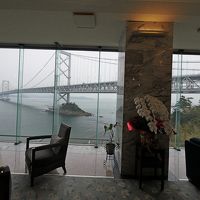 ロビーから橋が