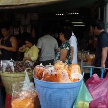 ワットポー近くのピアで降りたところにある市場