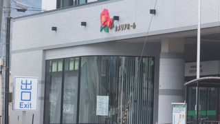 盛駅の隣にあります