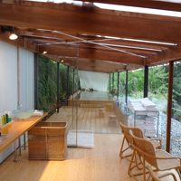 脱衣所から湯船を望む　清潔でおしゃれな感じ