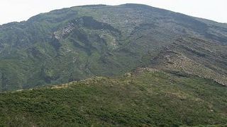 ガレ場が続く尾根伝いの登山道