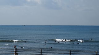 サーファーが朝からゆったり波と戯れています。