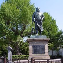 明治に東京美術学校が依頼されて製作された銅像