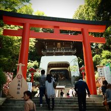 鳥居前からすでに階段スタート。