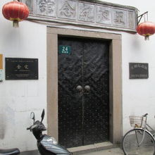 記念館は鍵を掛けられています。