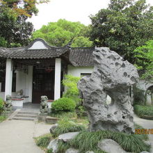 太湖石が立つ。